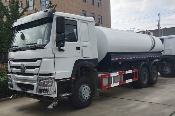 Sinotruk HOWO water tank sprinkler truck cheaper price in China